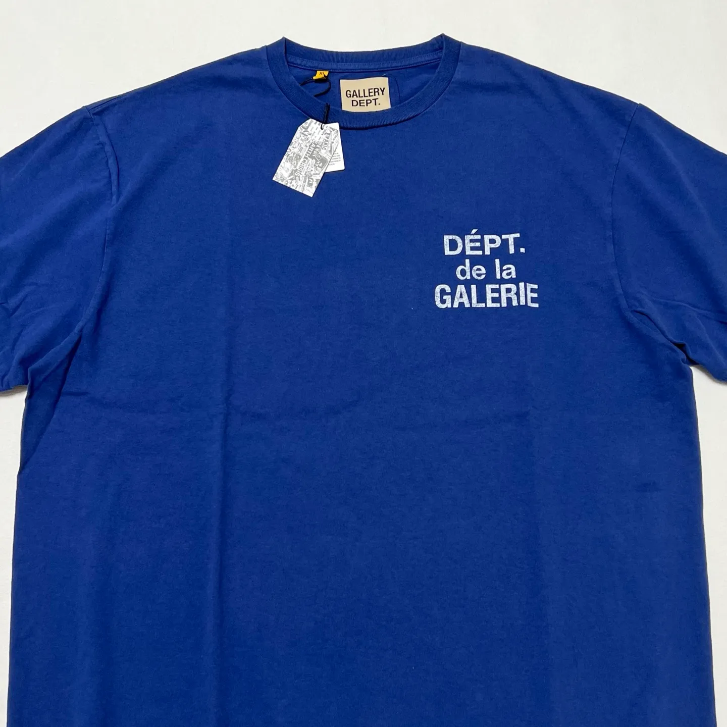 GALLERY DEPT. FRENCH TEE/NAVY New colors in stock Navy blue French LOGO short sleeves Washed blue S-XL Ready-made garments Asso special piece dyeing Rewashed water printing distressed treatment Cylindrical fabric without side seams Non-open version Original development Complete accessories/matching Details in place